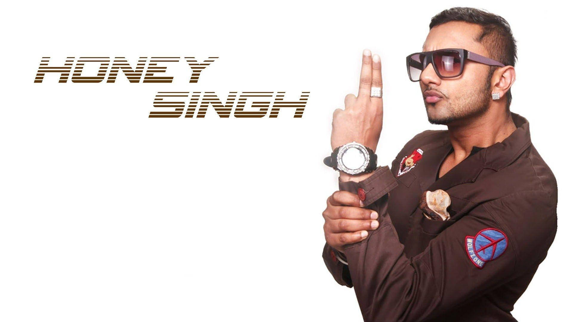 說唱歌手 桌布 壁紙 — Honey Singh 自信地戴著太陽眼鏡和棕色外套，在純白色背景前擺姿勢，他的名字以粗體文字顯示。