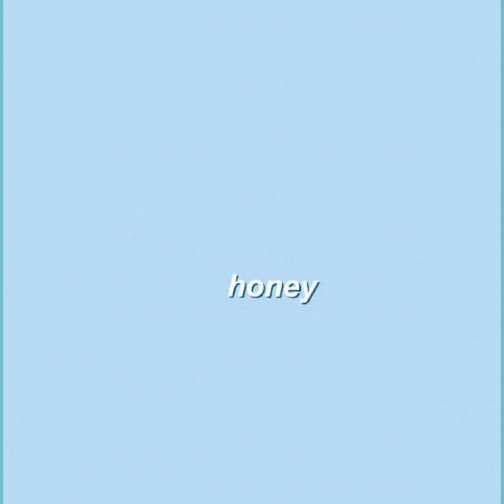 Aesthetic Baby Blue 桌布 壁紙 — 「honey」這個詞漂浮在柔和的粉藍色背景上，帶有微妙的漸變邊框。