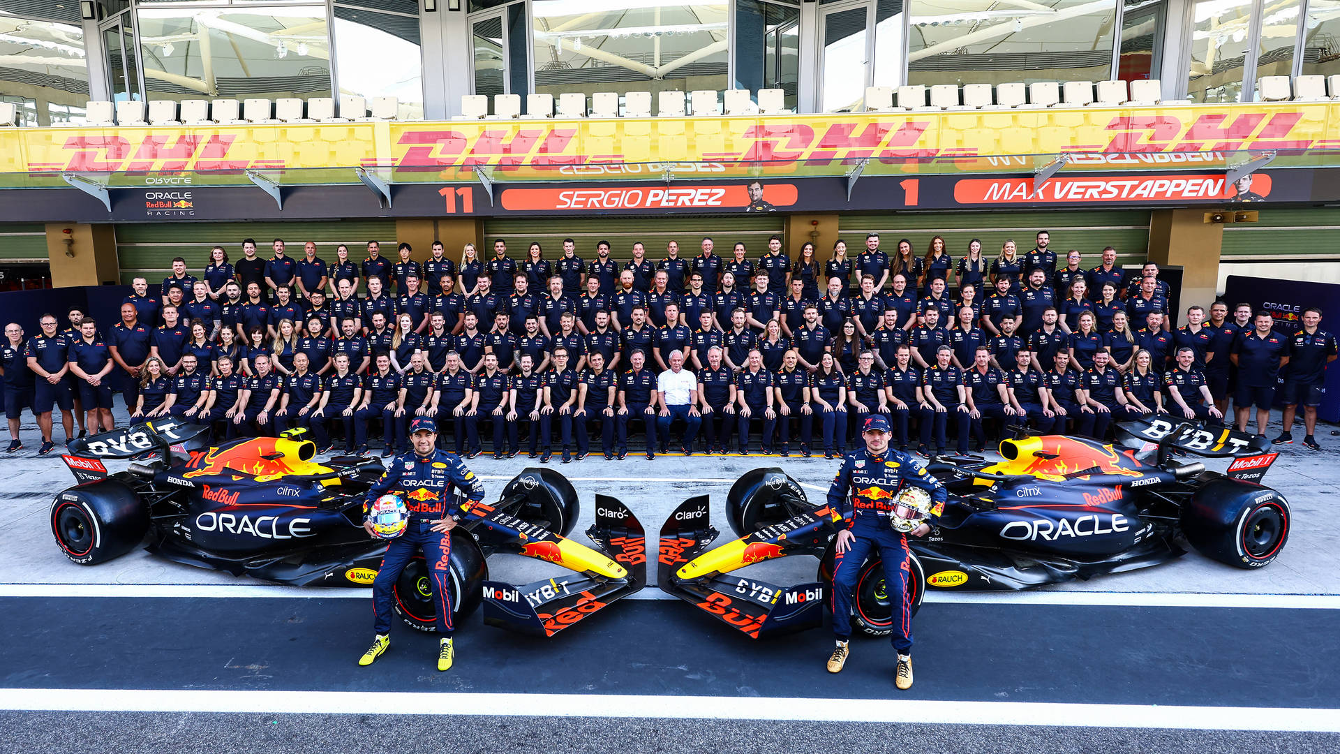 紅牛F1車隊與車手和賽車在賽道上的合影。 — F1 壁紙