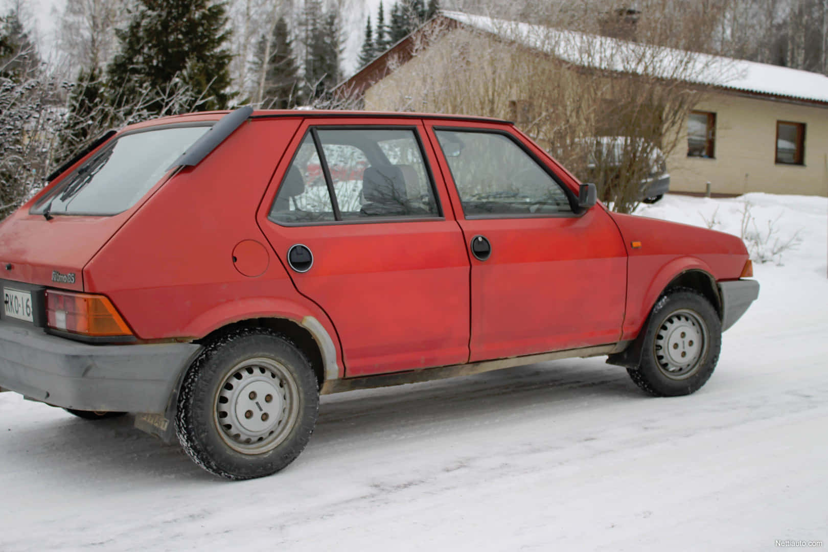 Fiat Ritmo 桌布 壁紙 — 一輛紅色復古飛雅特熊貓停泊在雪景冬季風景中，靠近一間有光禿樹木的房子。