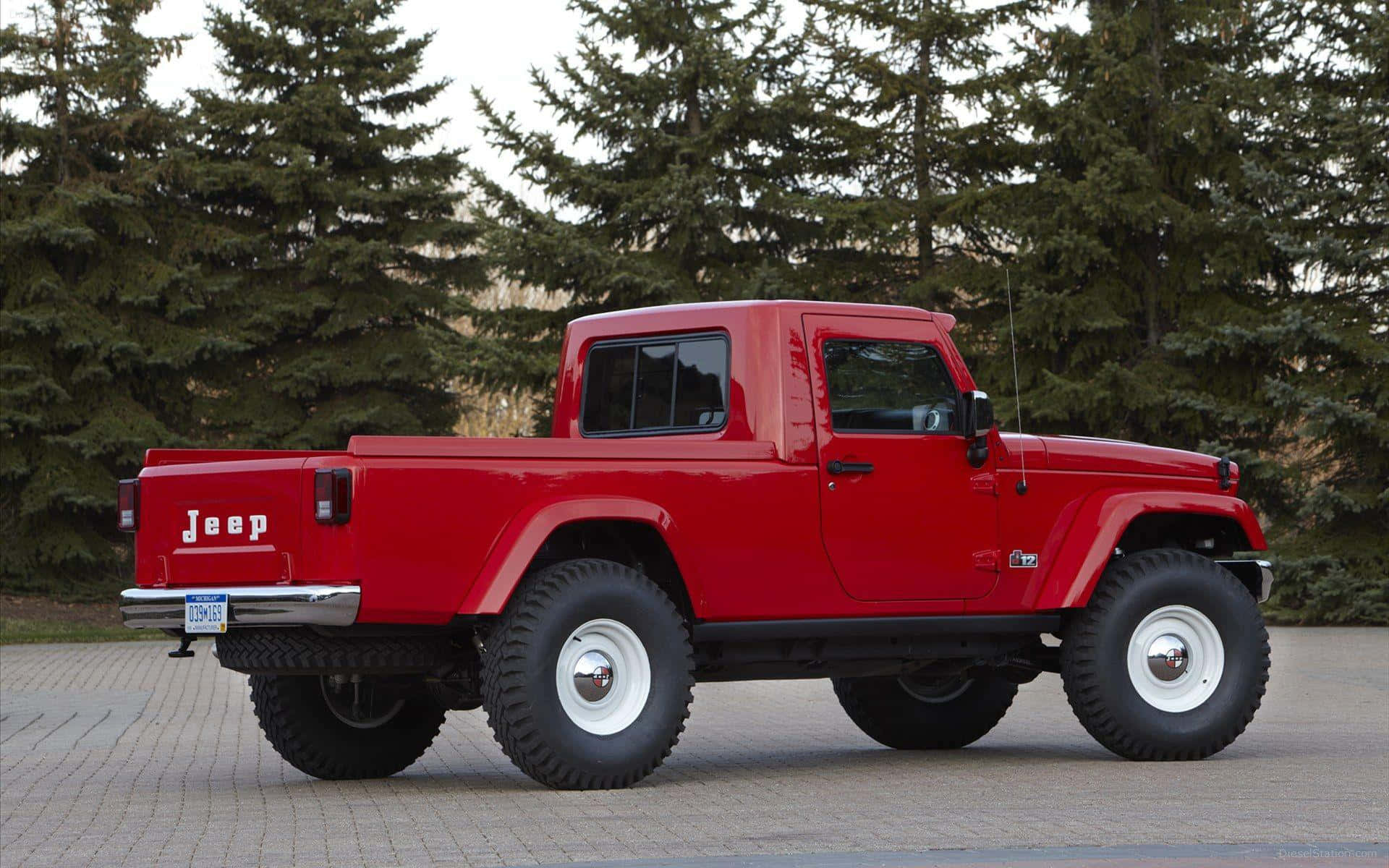 Jeep Gladiator 桌布 壁紙 — 一輛鮮紅色的Jeep皮卡車配備白色側壁輪胎，停放在鋪砌路面上，背景是高聳的常綠樹。