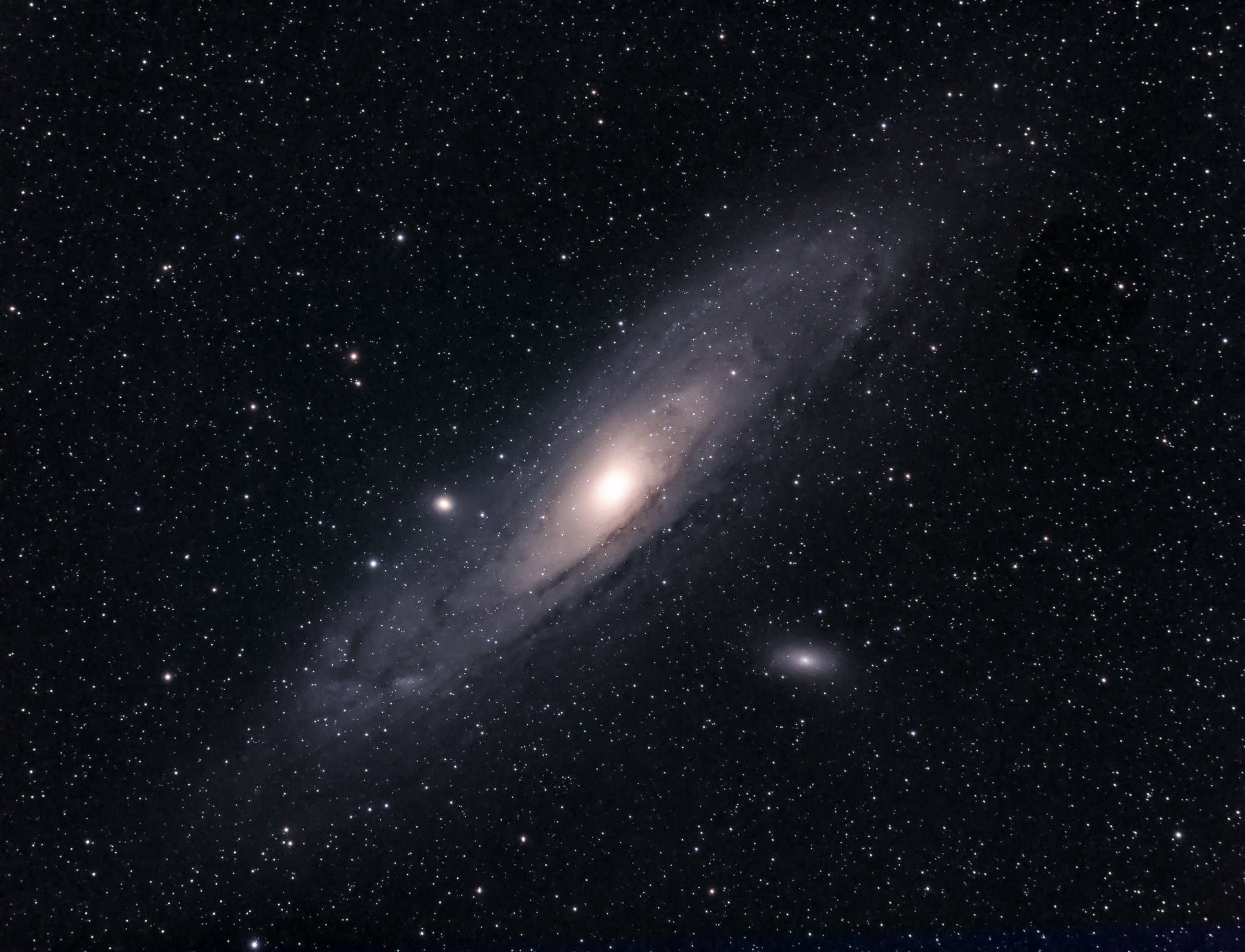 帶有明亮核心和星空背景的螺旋星系 — 太空 壁紙