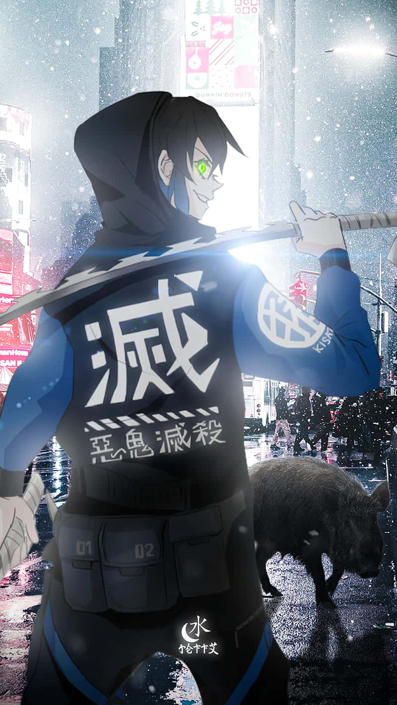  壁紙 — 一個戴著兜帽的動漫戰士，擁有發光的綠色眼睛，在積雪且霓虹燈閃爍的城市街道上揮舞著劍，一頭野豬走過。