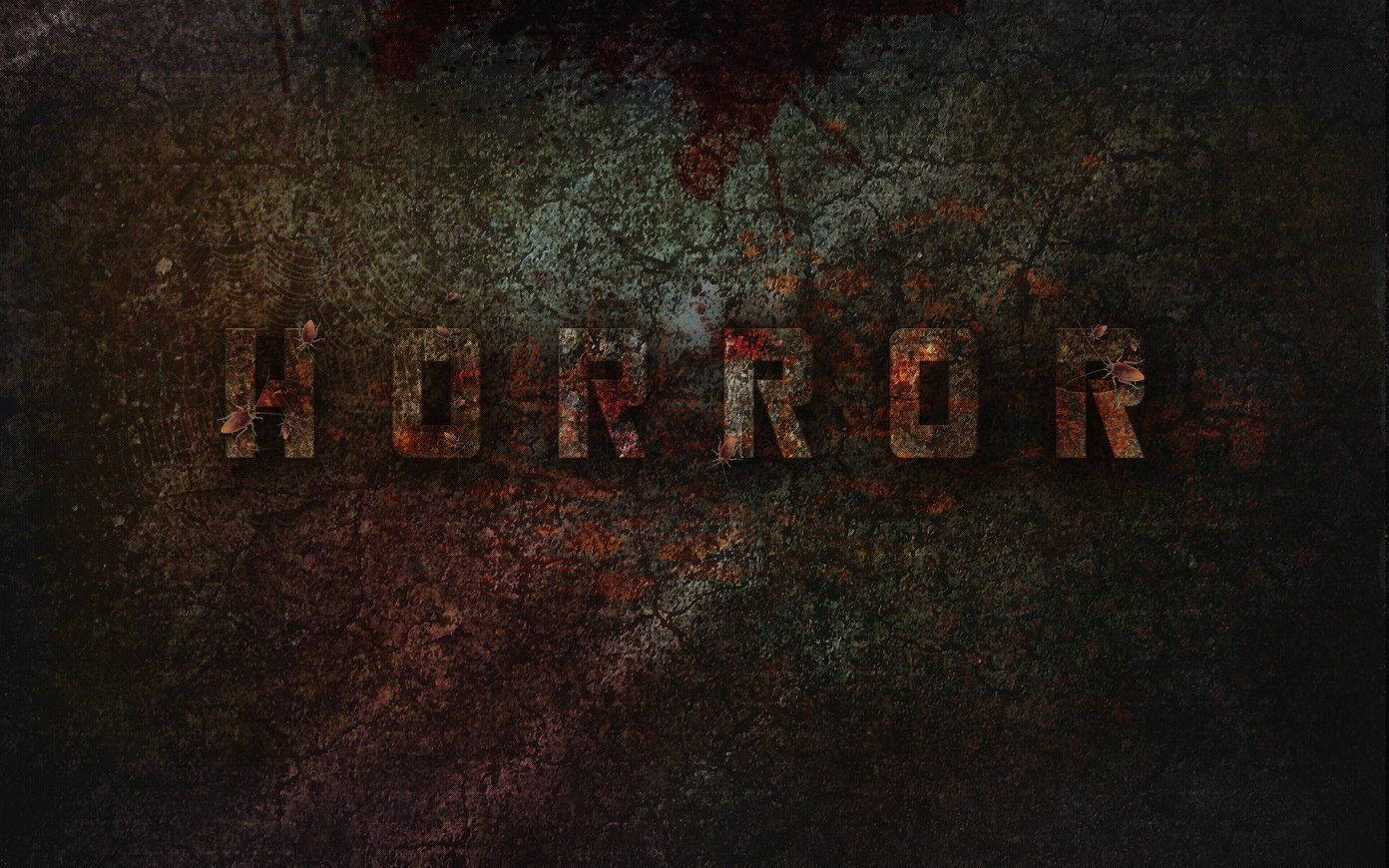 Dark Halloween 桌布 壁紙 — 「horror」一詞從一個破舊、血跡斑斑的牆壁上浮現，營造出令人毛骨悚然的恐怖主題壁紙。