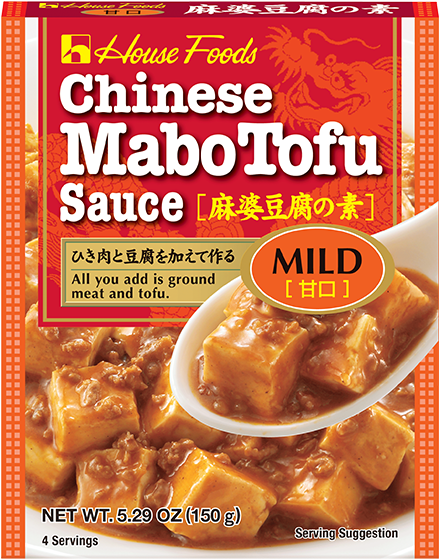 tofu 桌布 壁紙 — House Foods 中式麻婆豆腐醬的鮮豔包裝，顯示一匙濃郁的棕色醬汁淋在豆腐塊上，背景為紅色並帶有龍紋圖案。