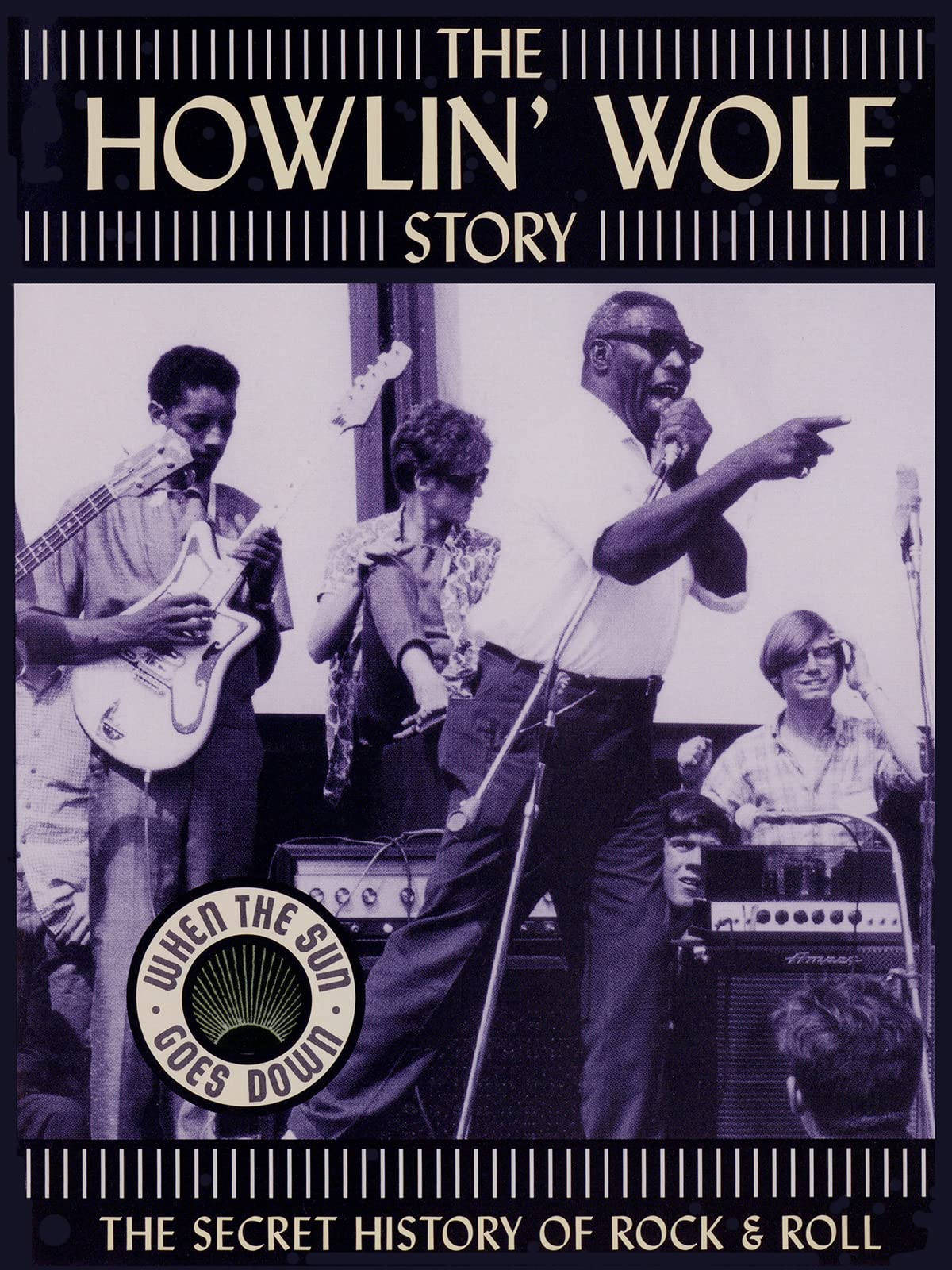 artist 桌布 壁紙 — Howlin' Wolf 與樂團在舞台燈光下使用擴音器和吉他現場表演的黑白照片。