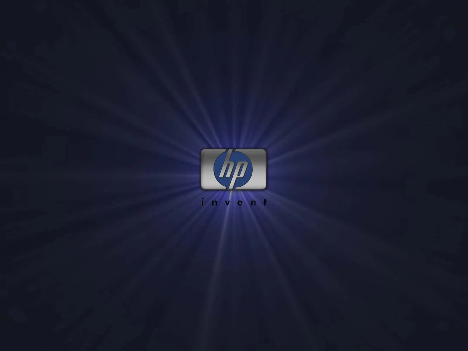 HP 桌布 壁紙 — HP 標誌在深色紋理背景上散發出藍光，下方有 invent 字樣。