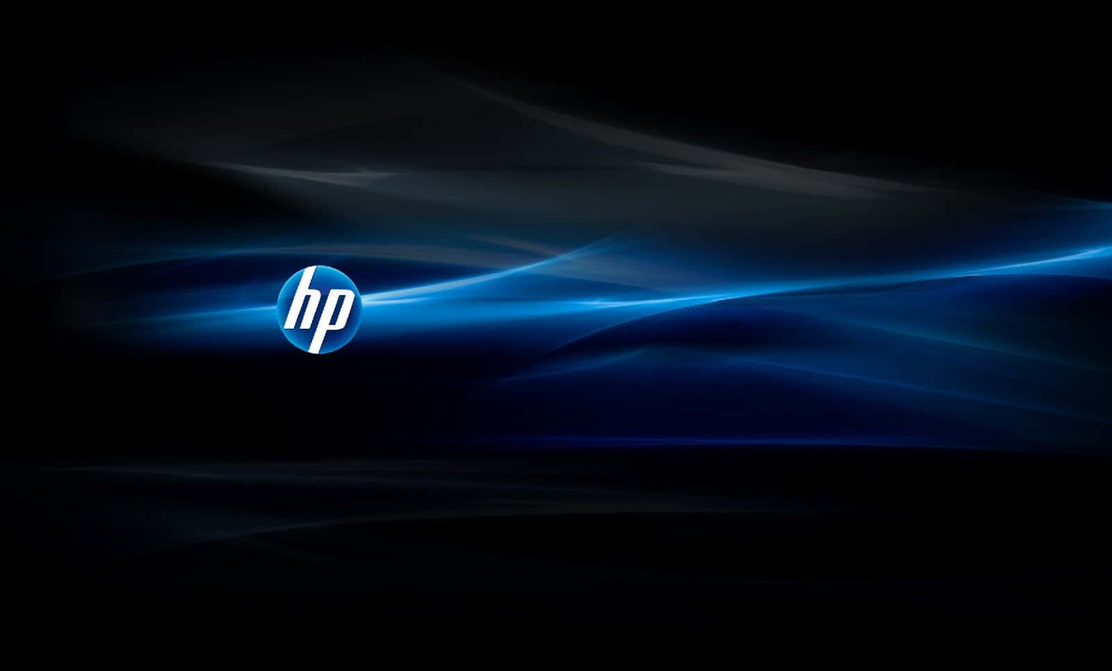 HP 桌布 壁紙 — HP 標誌在黑暗抽象背景上發出電光藍色光條的光芒。