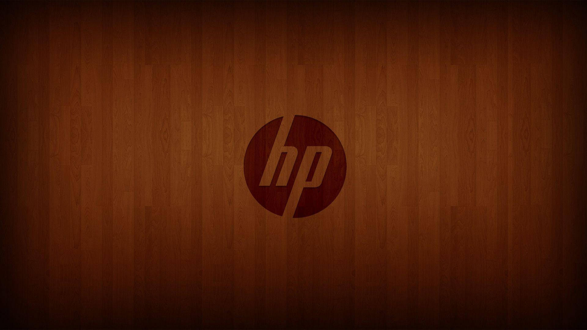 HP 桌布 壁紙 — HP 標誌居中在溫暖的木板上，帶有柔和漸變燈光。