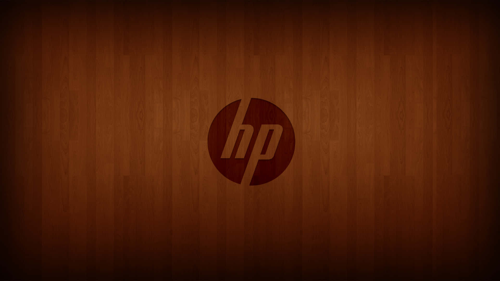 HP 桌布 壁紙 — HP 標誌居中於帶有垂直木紋紋理的溫暖漸變木質背景上。