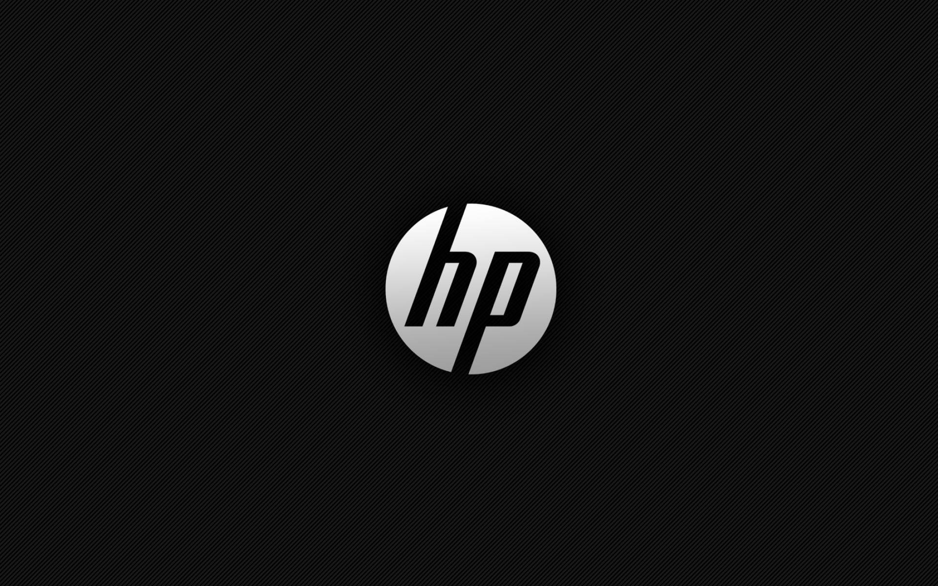 Hp Laptop 桌布 壁紙 — HP 標誌居中於黑色碳纖維紋理背景上，帶有金屬銀色漸變效果。
