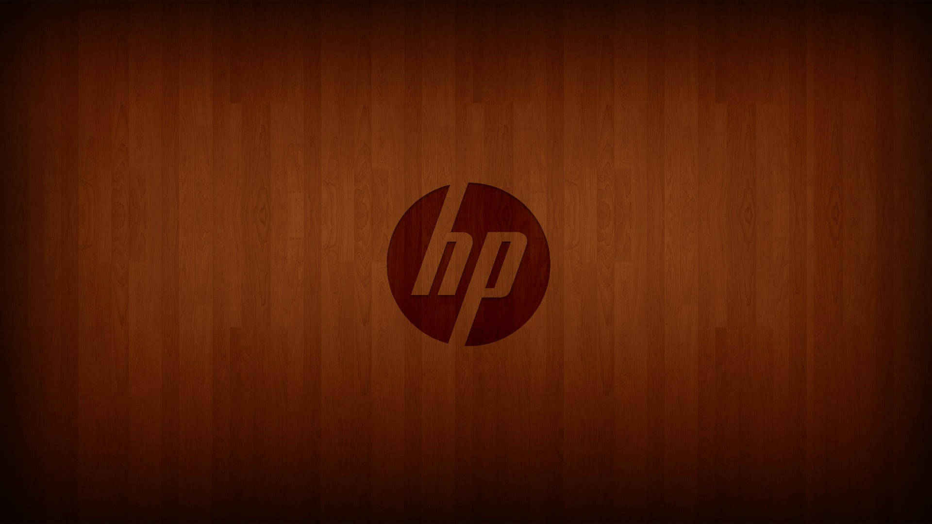 Hp Laptop 桌布 壁紙 — HP 標誌居中置於溫暖漸層木紋背景上，帶有細微的木紋質感。