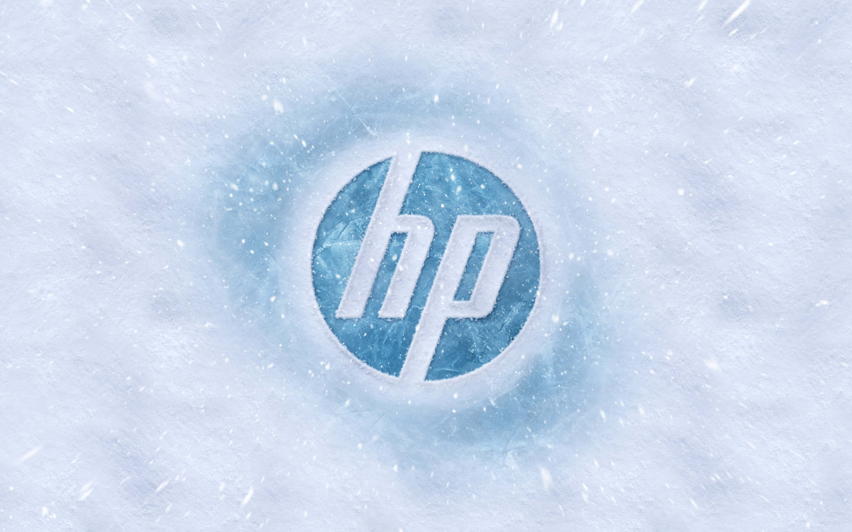 HP 桌布 壁紙 — HP 標誌嵌入在冰藍色的雪中，周圍有飄落的雪花。
