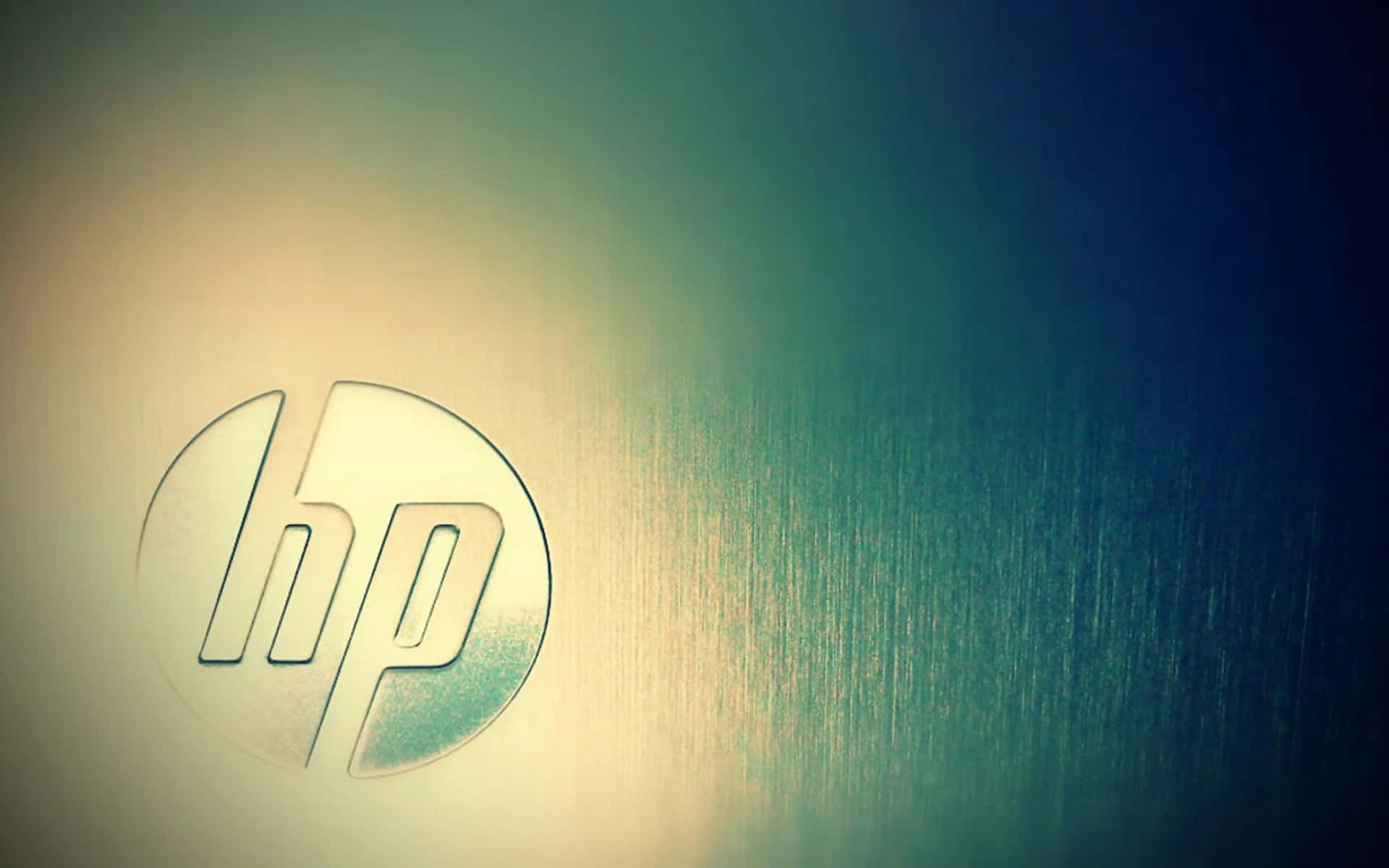 HP 桌布 壁紙 — HP 標誌蝕刻在拉絲金屬表面上，帶有漸層青綠色和金色燈光。
