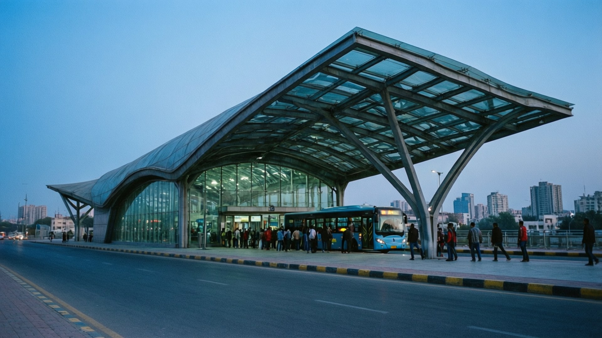 Lahore Metro Modern 壁紙 — 黃昏時分的現代玻璃和鋼結構巴士總站，人們在弧形簷篷下登上藍色巴士。