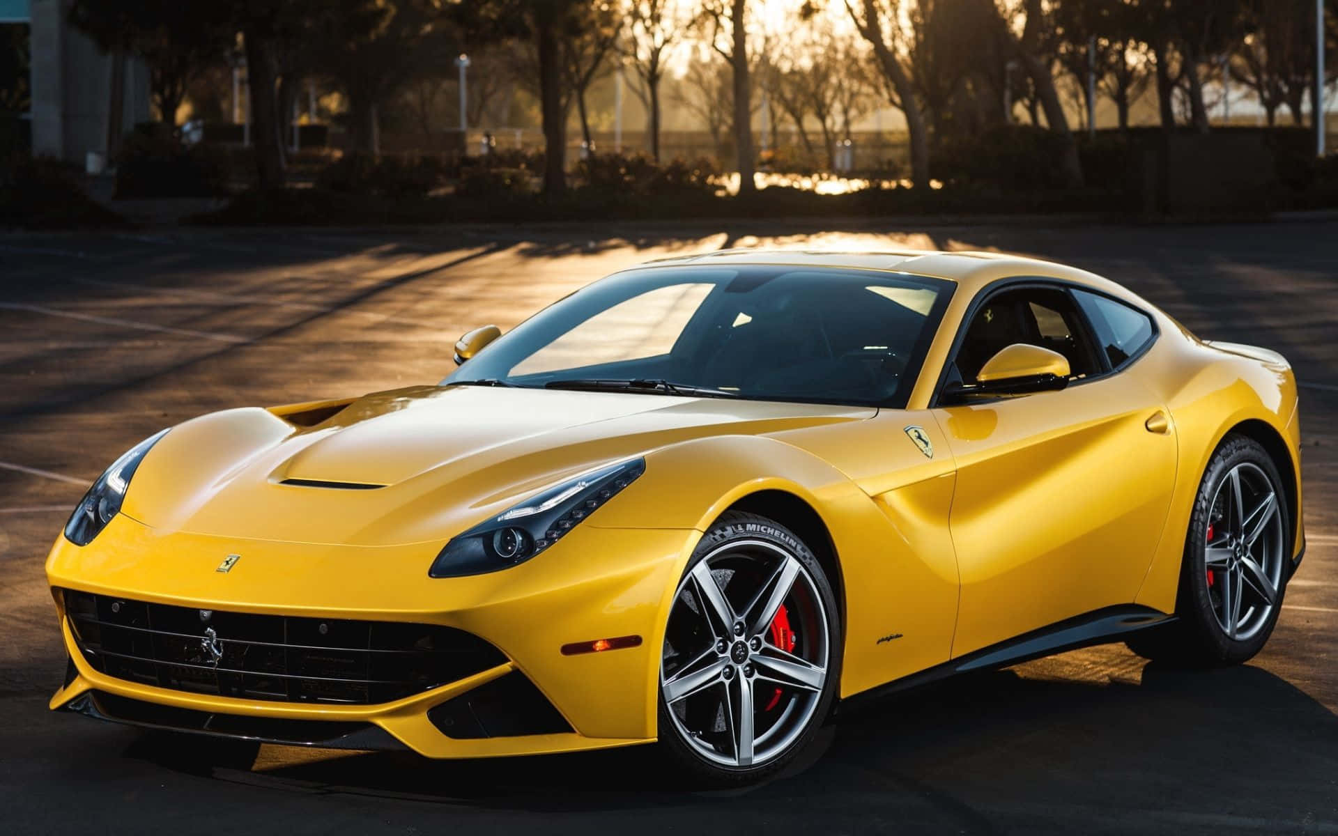 Ferrari F12 Berlinetta 桌布 壁紙 — 一輛充滿活力的黃色法拉利跑車在寧靜的停車場中，在金色夕陽下閃閃發光。
