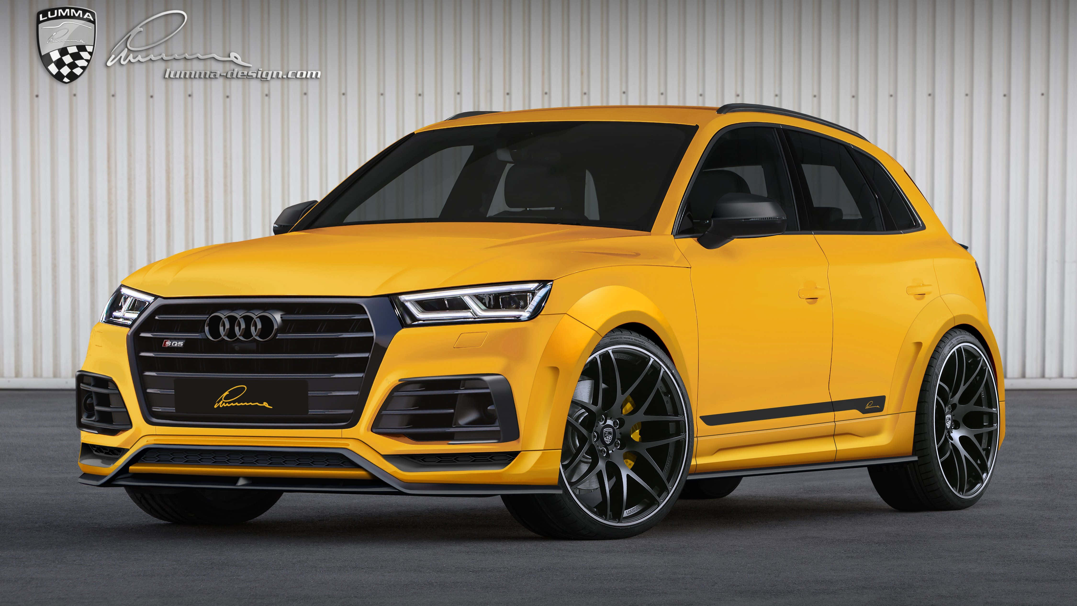 Audi Sq5 桌布 壁紙 — 一輛鮮黃色、經LUMMA改裝的奧迪SQ2運動旅行車，在攝影棚內靠著波紋金屬牆蓄勢待發。