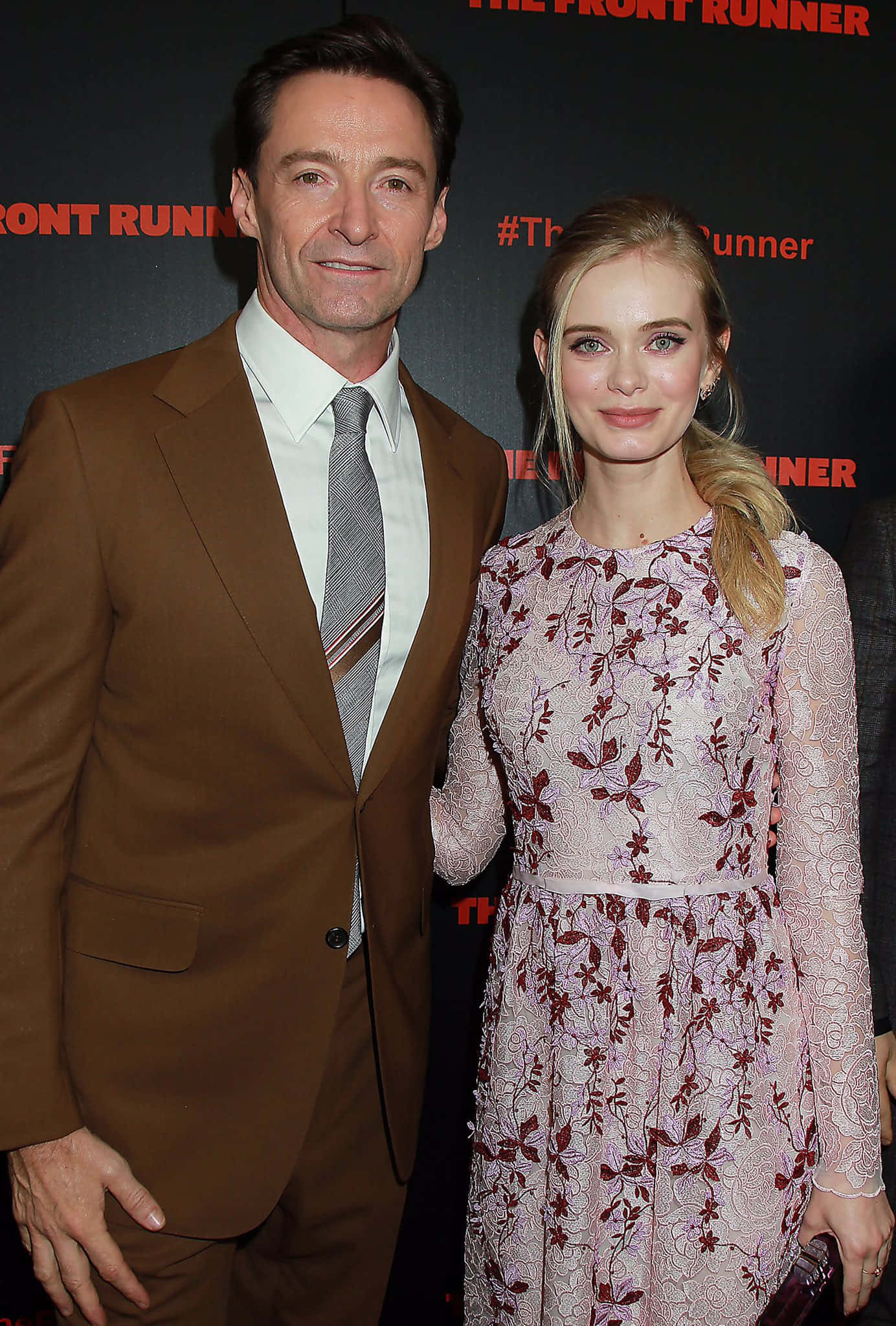 Sara Paxton 桌布 壁紙 — 休·傑克曼和瑟夏·羅南在電影首映會上穿著正式服裝，在有品牌的背景前一起擺姿勢。