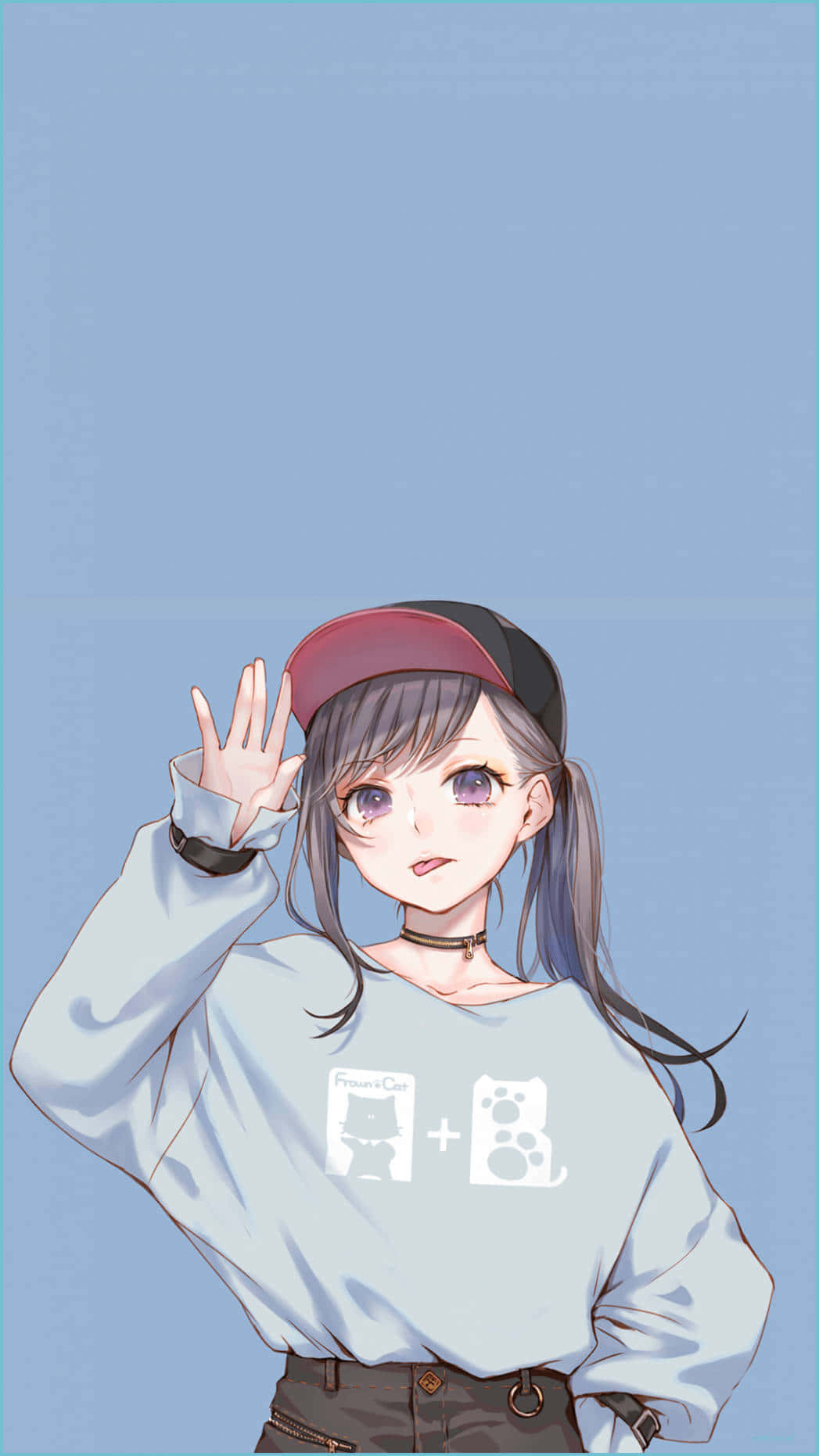  壁紙 — 灰髮紅帽的動漫女孩，穿著貓咪主題運動衫，在純藍色背景上開心地揮手。