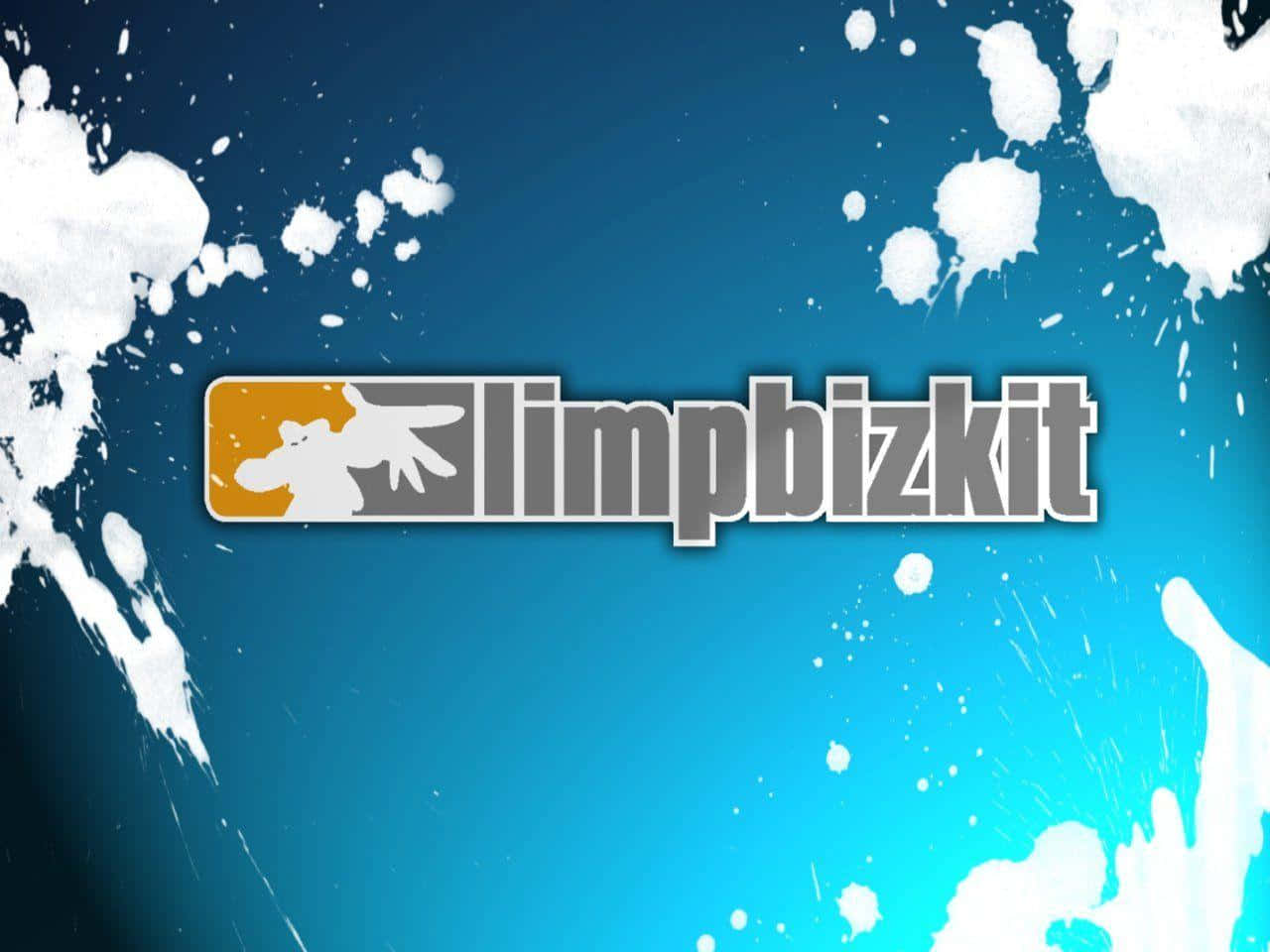  壁紙 — 灰色和橙色的 Limp Bizkit 標誌在充滿活力的藍色漸變背景和動態的白色油漆飛濺中脫穎而出。