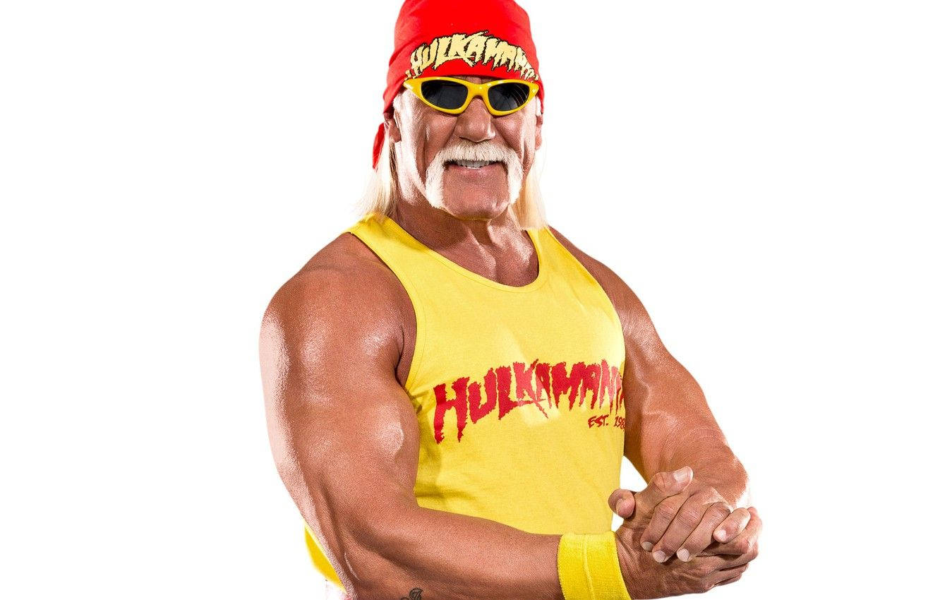 Hulk Hogan 桌布 壁紙 — Hulk Hogan 自信地擺姿勢，身穿標誌性黃色背心和紅色頭巾，背景為純白色。