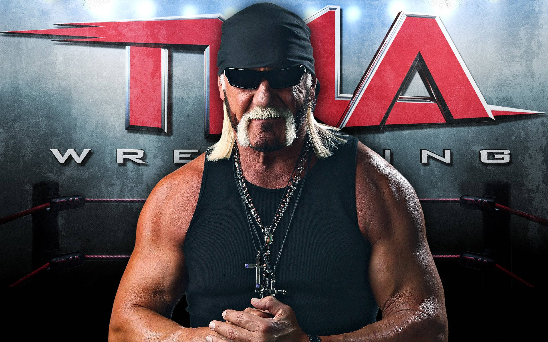 Hulk Hogan 桌布 壁紙 — Hulk Hogan 自信地站在摔角擂台上，身後有 'TNA WRESTLING' 標誌，戴著太陽眼鏡和黑色背心。