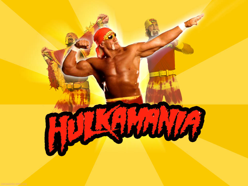 Hulk Hogan 桌布 壁紙 — Hulk Hogan 與兩名摔角手在燦爛的黃色太陽爆發背景下擺出英雄姿勢，並帶有粗體紅色 Hulkamania 文字。