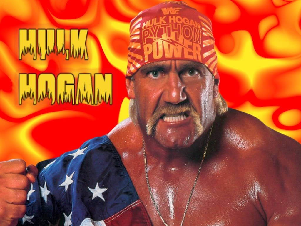 Hulk Hogan 桌布 壁紙 — Hulk Hogan 赤裸上身，肩上披著美國國旗，在熾熱的橙色和紅色背景前展示肌肉。