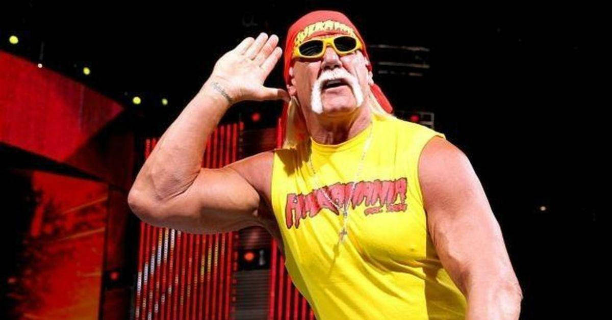 Hulk Hogan 桌布 壁紙 — Hulk Hogan 身穿標誌性黃色背心和紅色頭帶，在明亮的舞台燈光下向人群揮手。