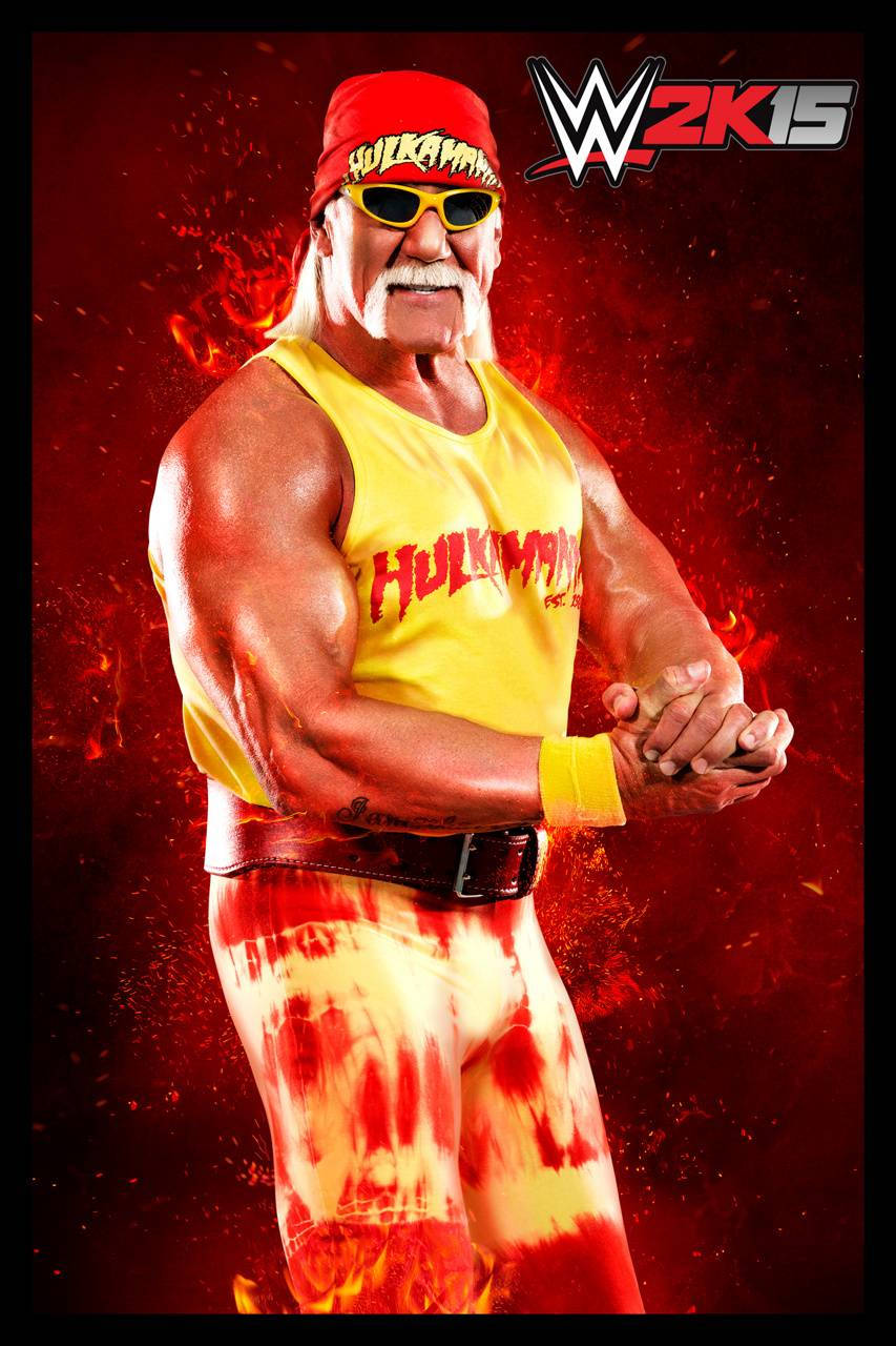 Hulk Hogan 桌布 壁紙 — Hulk Hogan 身穿標誌性黃色背心和紅色頭巾，在熾熱的紅色背景前強勢擺出姿勢，並帶有WWE 2K15標誌。