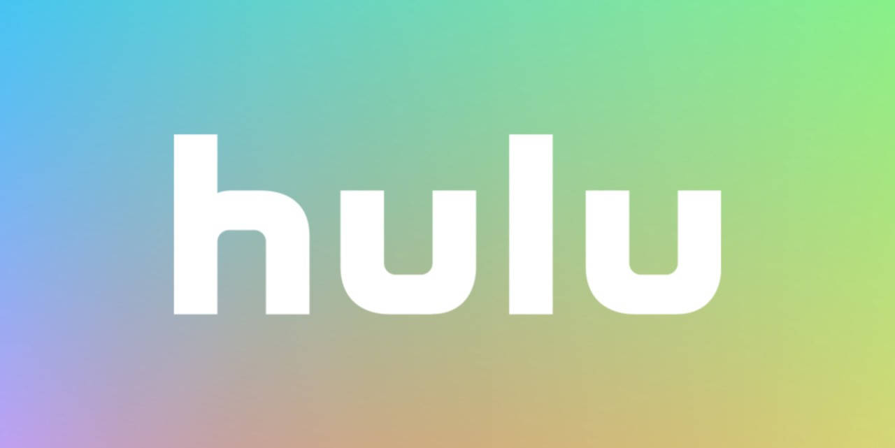 Hulu 桌布 壁紙 — Hulu 標誌以粗體白色字母居中顯示在混合藍色、綠色、黃色和紫色的柔和漸變背景上。