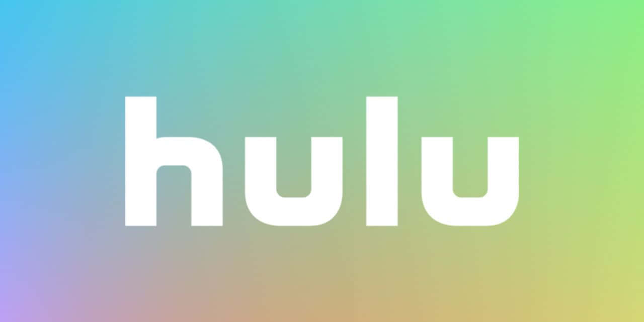葫蘆 桌布 壁紙 — Hulu 標誌以粗體白色字母居中顯示在混合藍色、綠色、黃色和紫色的柔和漸變背景上。