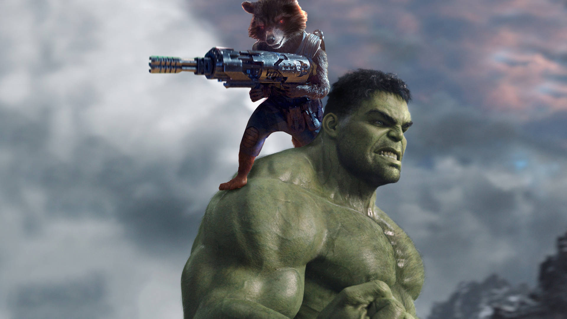 火箭浣熊站在浩克的肩膀上，在多雲的天空下拿著武器。 — 4K Marvel 壁紙 壁紙