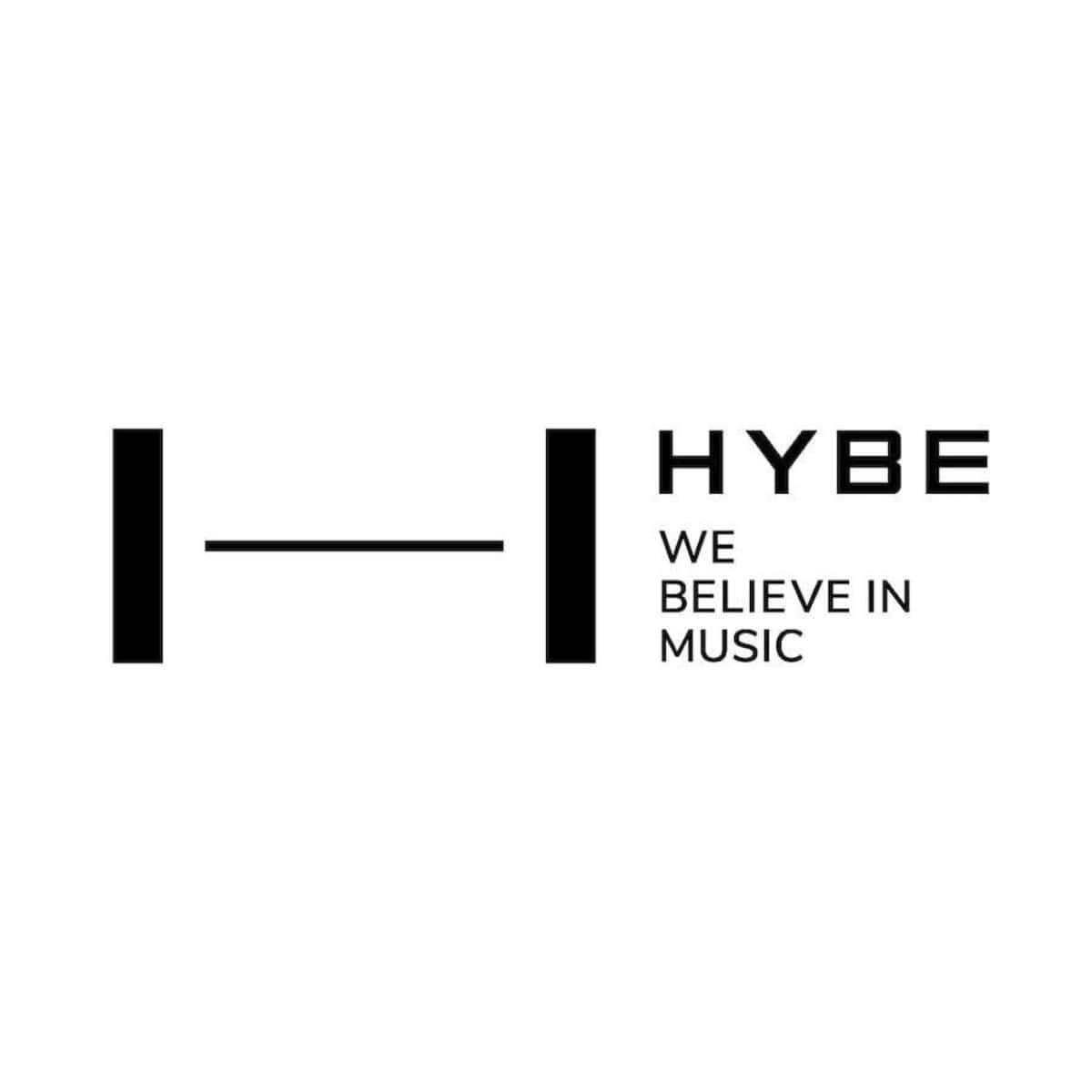 HYBE 標誌附有標語 we believe in music，採用簡約黑白設計。 — Valorant Logo 壁紙