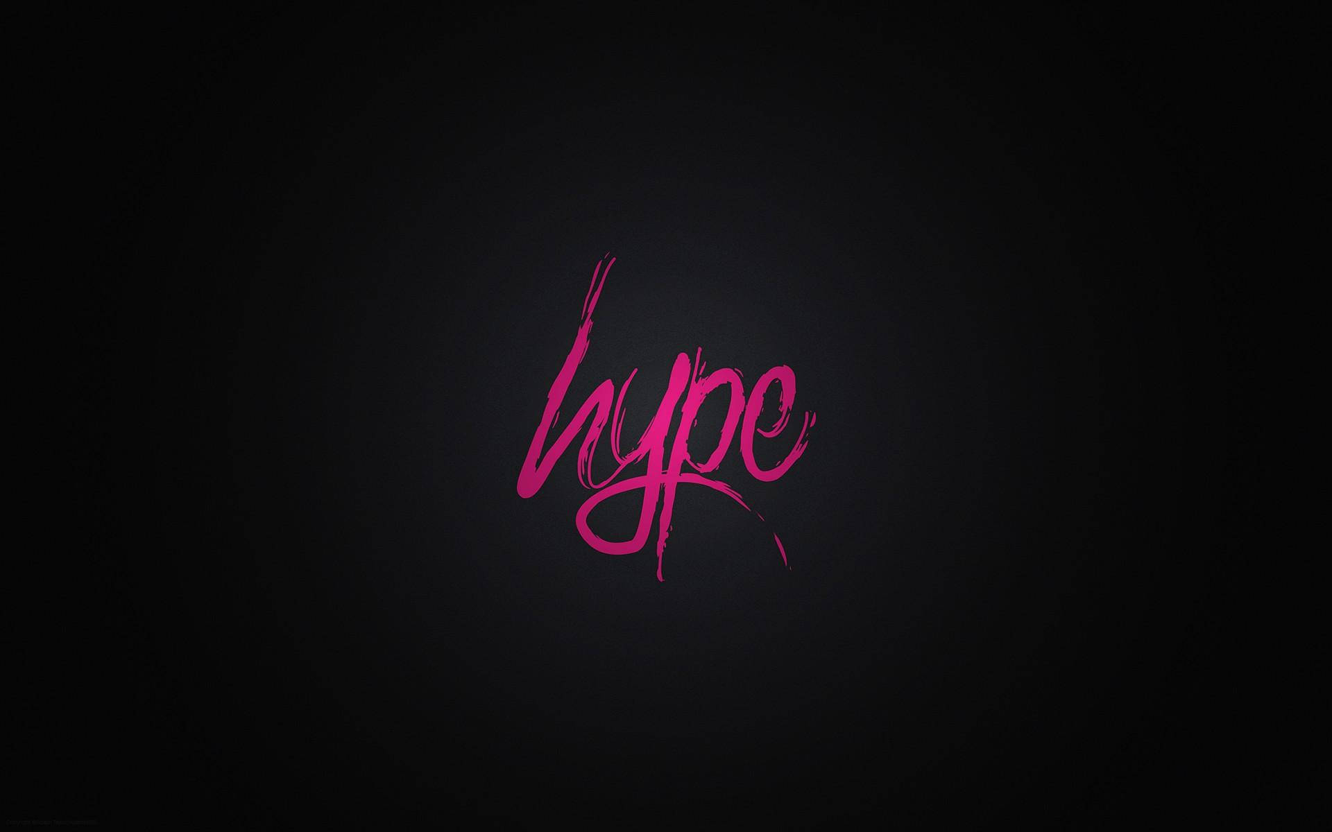 Typography 桌布 壁紙 — 「hype」一詞以充滿活力的粉紅色刷字體居中顯示在深色漸變背景上。