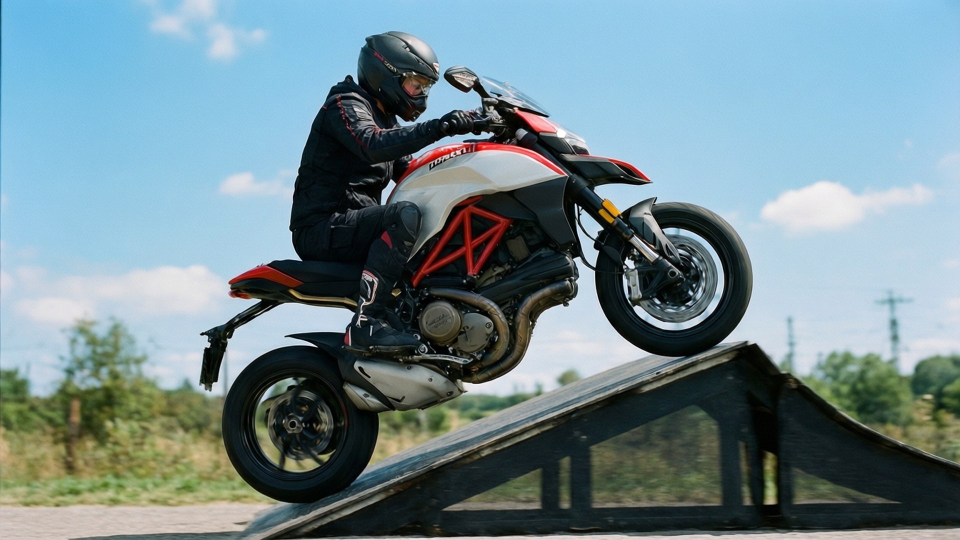 Hypermotard 翹孤輪 壁紙