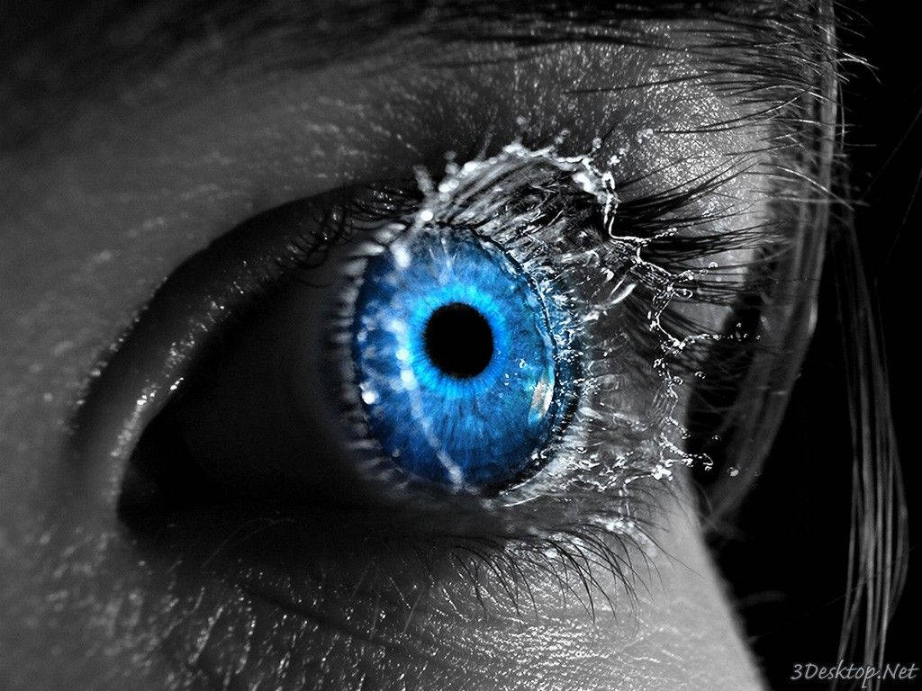 一個帶有藍色虹膜的人類眼睛，水以黑白濺在其上。 — 3D 壁紙