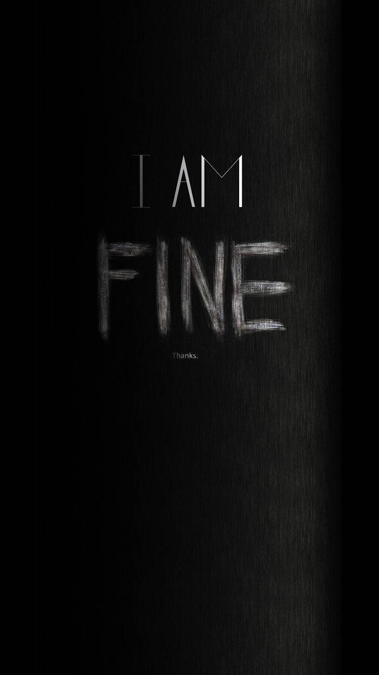 酷黑 桌布 壁紙 — 「I AM FINE」這個句子用粉筆般的白色字體寫在深色紋理表面上，下方還有一個小小的「thanks」。