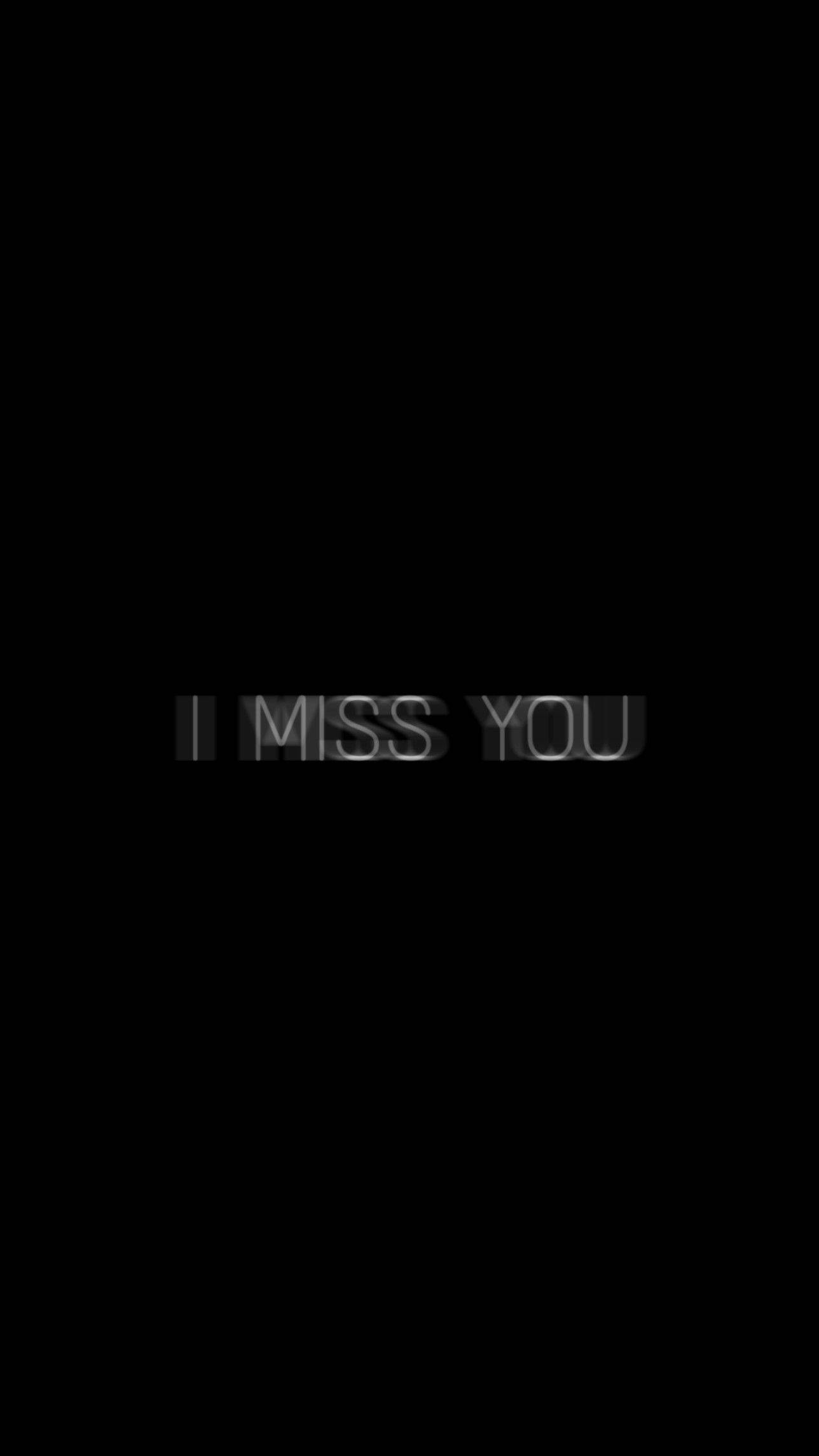 我想你 桌布 壁紙 — 「I MISS YOU」這幾個字在純黑色背景上以灰階微弱發光。