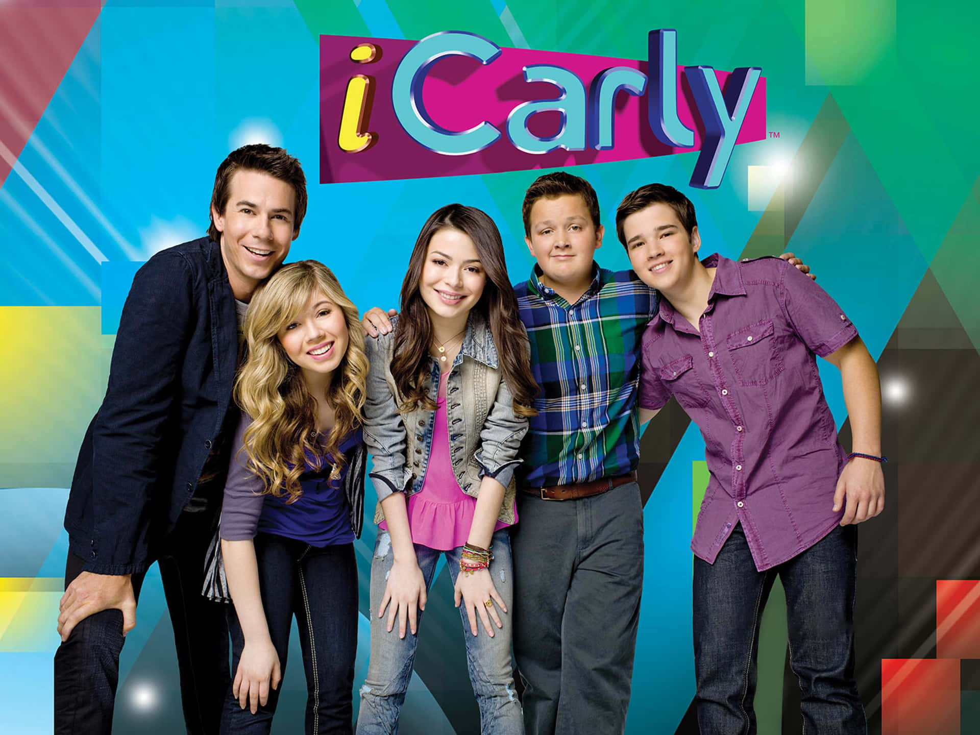  壁紙 — iCarly 的五位微笑演員在充滿活力的幾何背景前合影，背景上有節目標誌。
