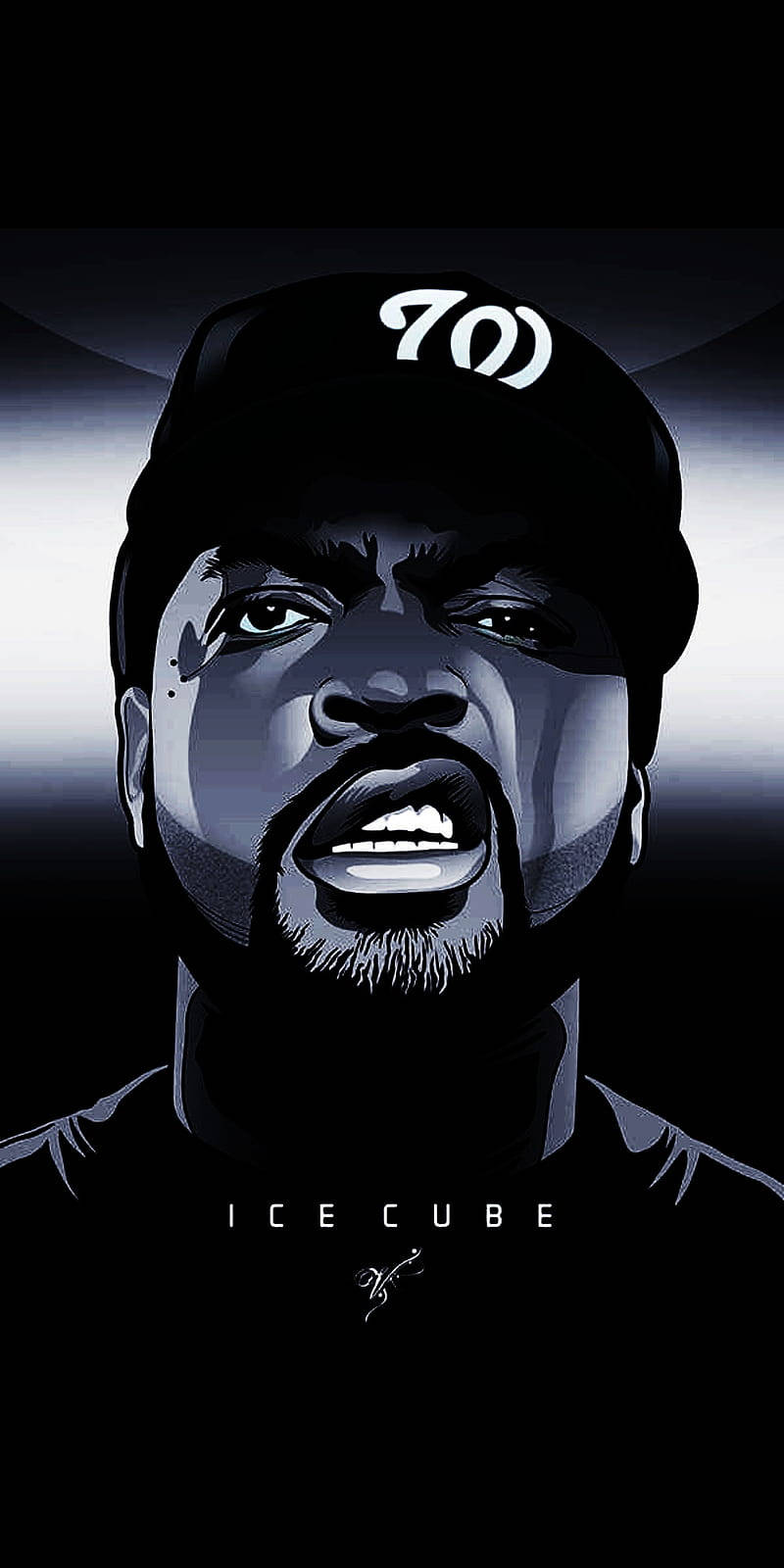 說唱歌手 桌布 壁紙 — Ice Cube 的風格化肖像，戴著帶有白色 '70' 標誌的黑色帽子，背景為深色漸變。