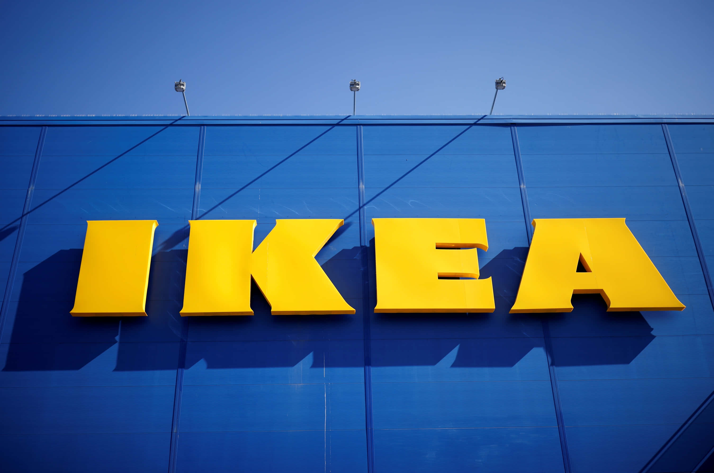 IKEA 新標誌位於藍色建築上 壁紙