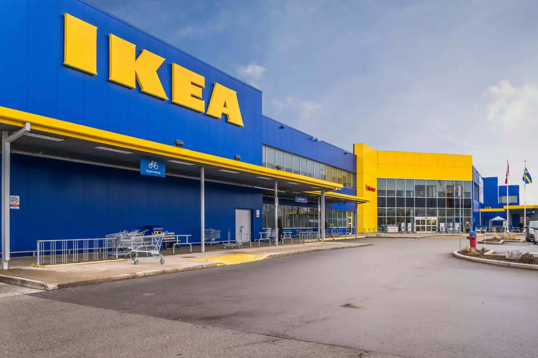 IKEA——一座藍黃相間的建築與停車場 壁紙