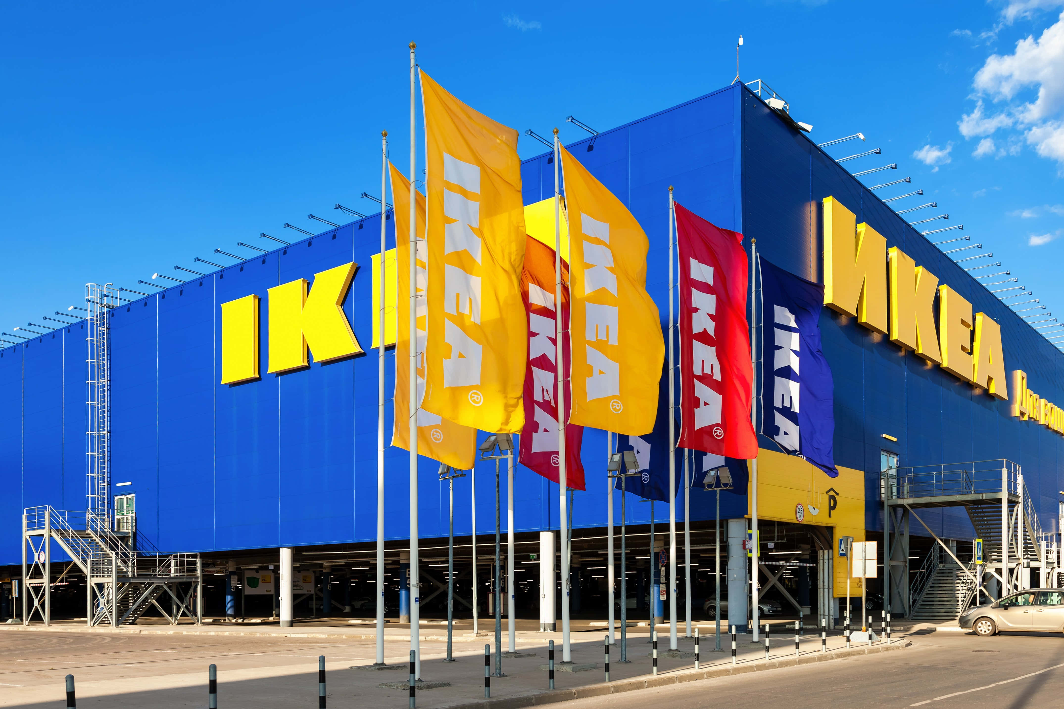 藍天中的 IKEA 商店 壁紙