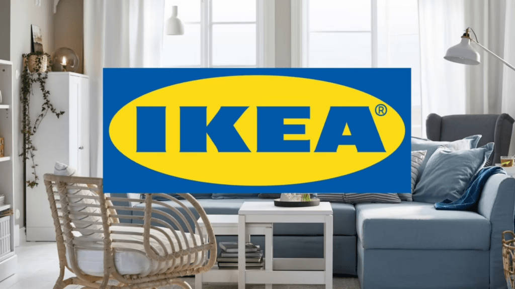 Interior Design 桌布 壁紙 — Ikea 標誌醒目地顯示在一個明亮的現代客廳上，配有藍色沙發和藤椅。