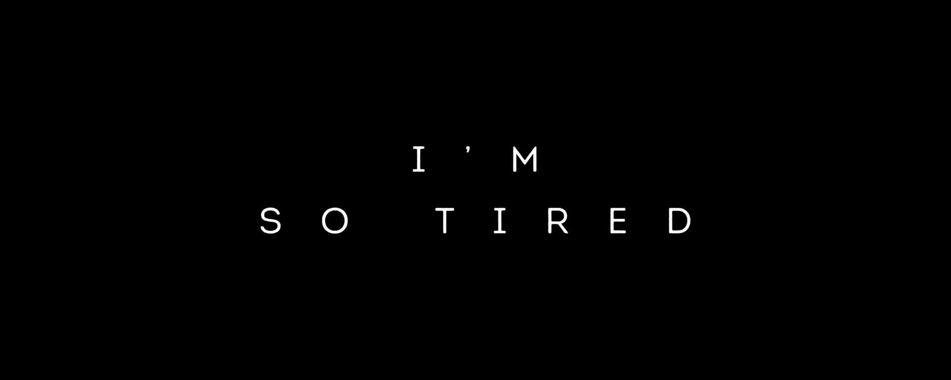  壁紙 — 白色像素文字在純黑色背景中央顯示「I'M SO TIRED」。