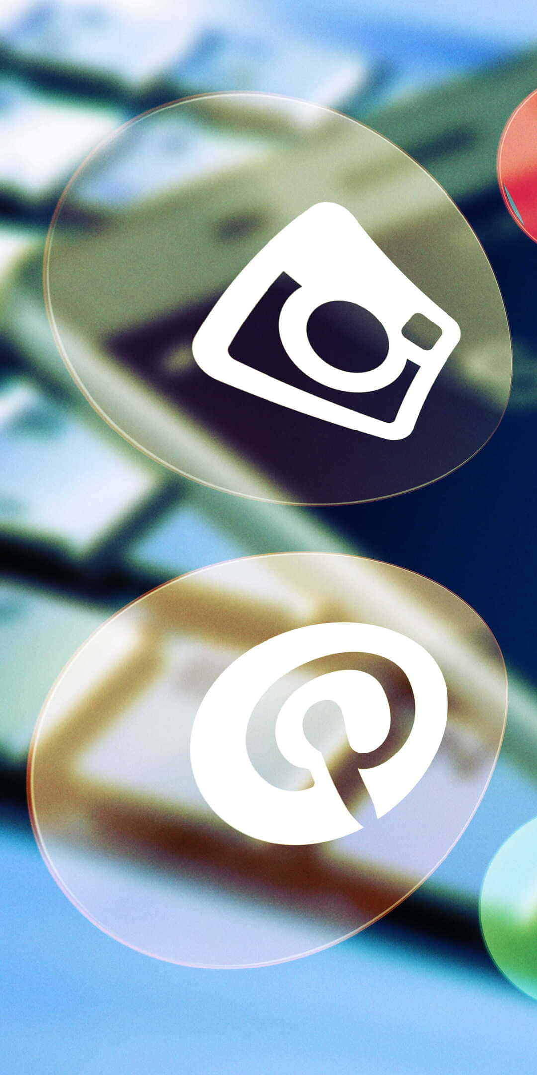 Social 桌布 壁紙 — Instagram 和 Pinterest 的浮動應用程式圖標在模糊的數位背景上柔和發光。