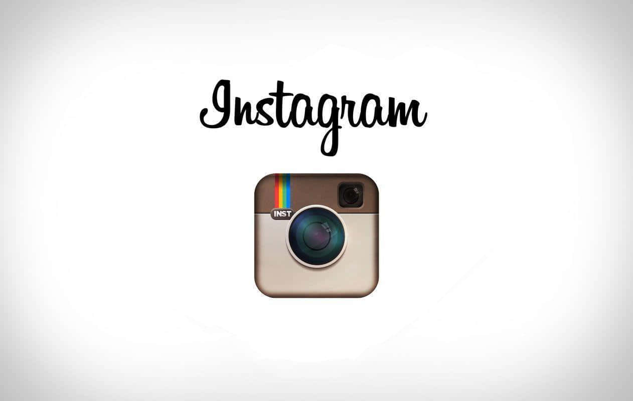 Logo Design 桌布 壁紙 — Instagram 標誌，帶有復古相機圖示和彩虹條紋，背景為純白色。