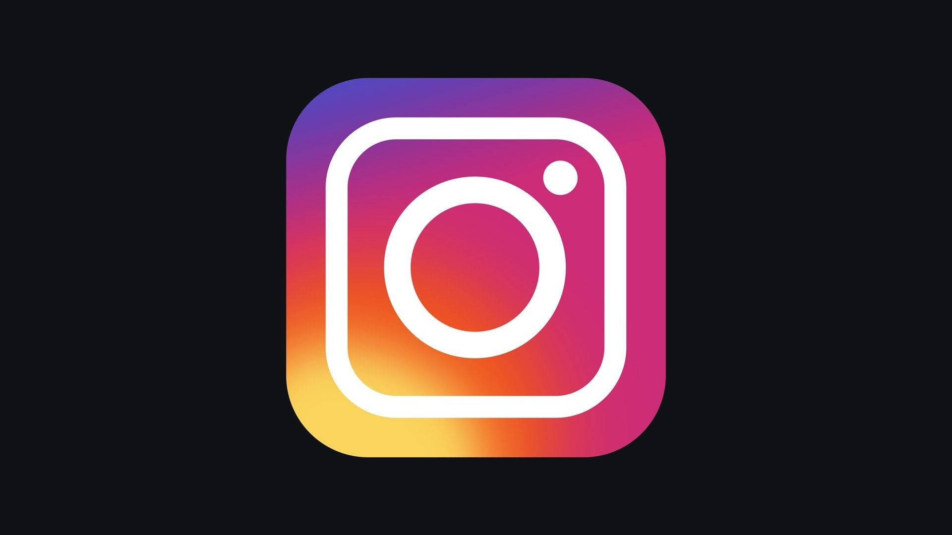 Instagram 桌布 壁紙 — Instagram 標誌，帶有紫色、橙色、黃色漸變，黑色背景。