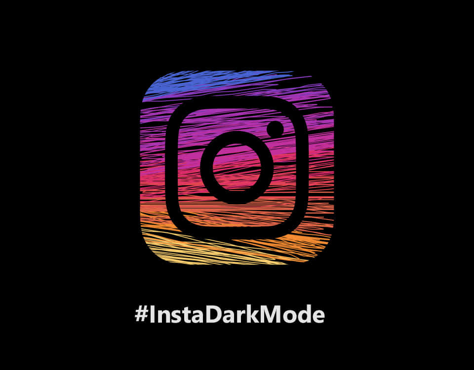 Instagram 桌布 壁紙 — Instagram 標誌，帶有鮮豔條紋漸變背景，置於黑色之上，下方有主題標籤文字。